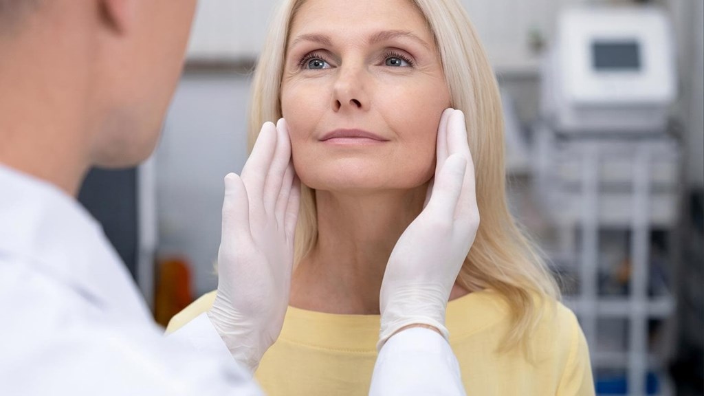 ¿Es el lifting facial doloroso? Manejo del dolor durante y después