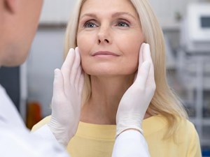 ¿Es el lifting facial doloroso? Manejo del dolor durante y después