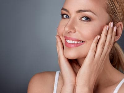 Perfil facial con pómulos y mentón