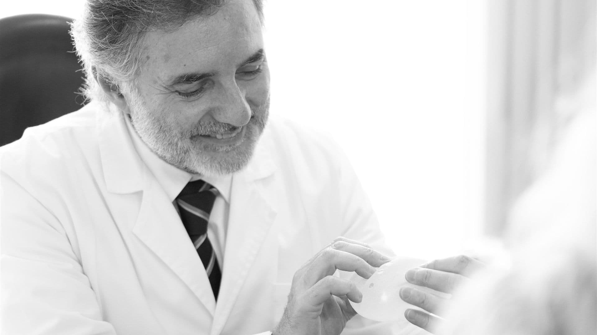 Consulta de explantación mamaria con el Dr. J. L. Vila Moriente en Santiago