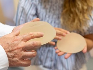 ¿Qué es la explantación de prótesis y en qué casos se indica?