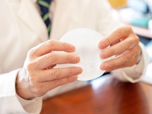 ¿Se puede retirar la prótesis mamaria y no poner nada más?